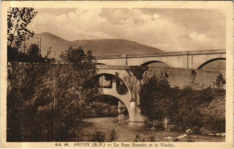 Carte postale ancienne Arudy Le Pont Romain et le Viaduc à Arudy