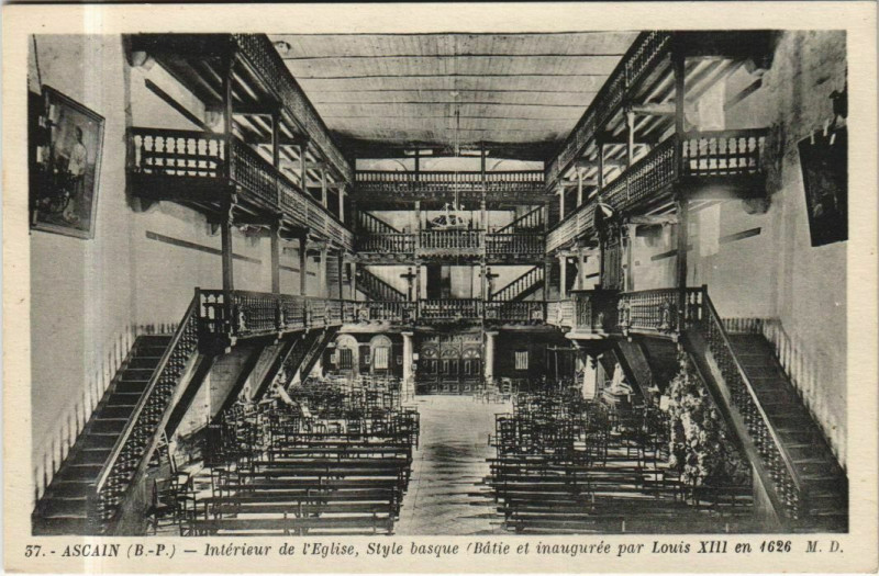 Carte postale ancienne Ascain Interieur de l'Eglise à Ascain