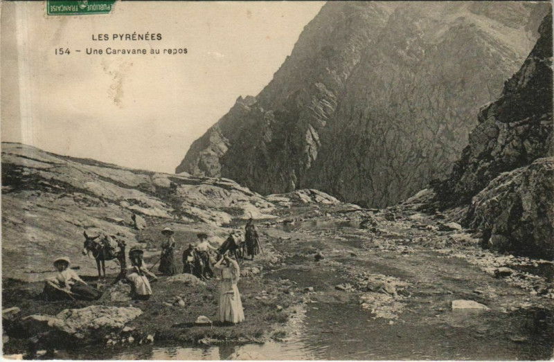 Carte postale ancienne Les Pyrenees - Dune Caravane au Repos
