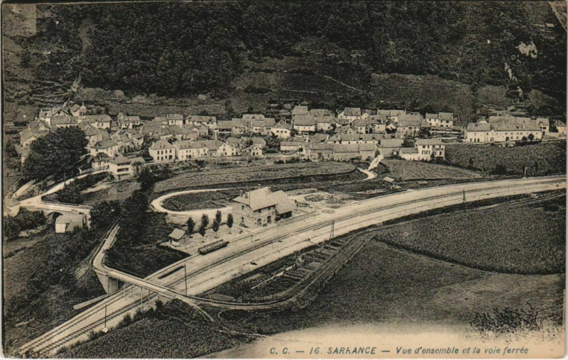 Carte postale ancienne Sarrance Vue d'Ensemble et la Voie Ferree à Sarrance