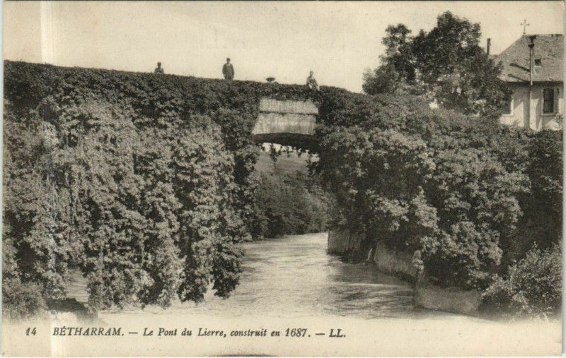Carte postale ancienne Lestelle-Betharram Le Pont du Lierre