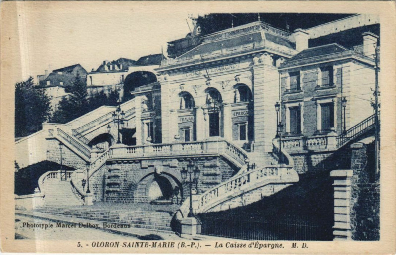 Carte postale ancienne Oloron-Sainte-Marie La Caisse d'Epargne à Oloron-Sainte-Marie