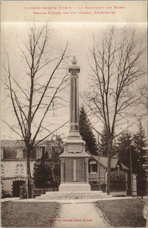 Carte postale ancienne Oloron-Sainte-Marie Le Monument aux Morts à Oloron-Sainte-Marie