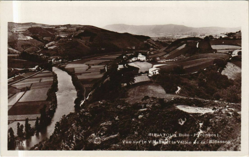 Carte postale ancienne Biriatou Vue sur le Village et la Vallee de la Bidassoa à Biriatou