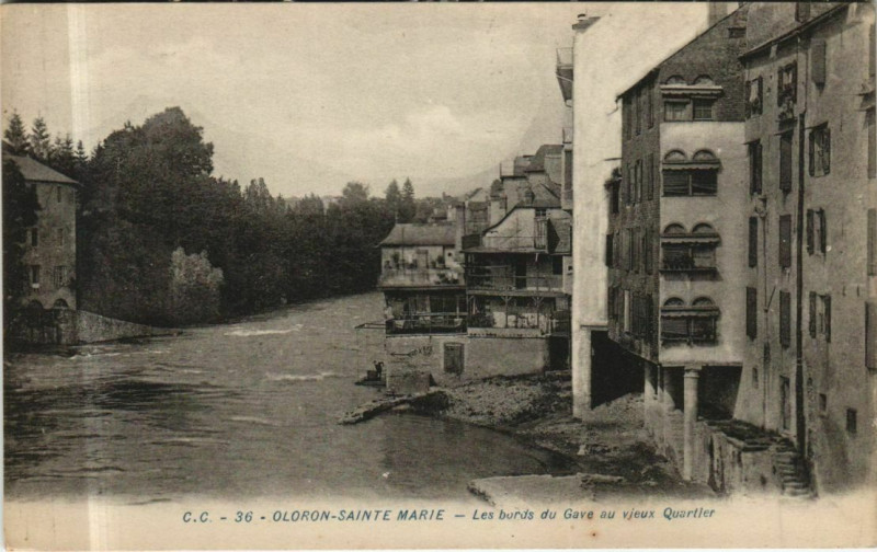 Carte postale ancienne Oloron-Sainte-Marie Les Bords du Gave au Vieux Quartier à Oloron-Sainte-Marie
