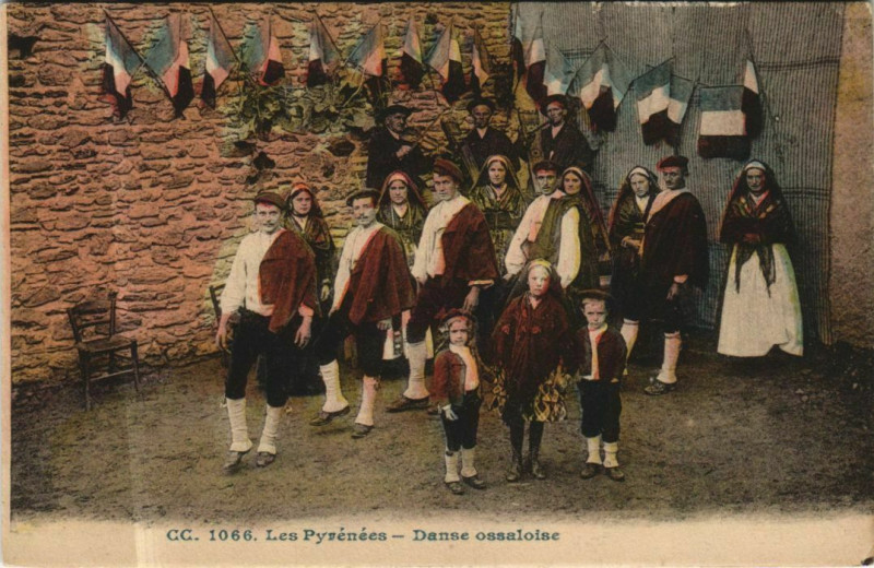 Carte postale ancienne Les Pyrenees - Danse Ossaloise