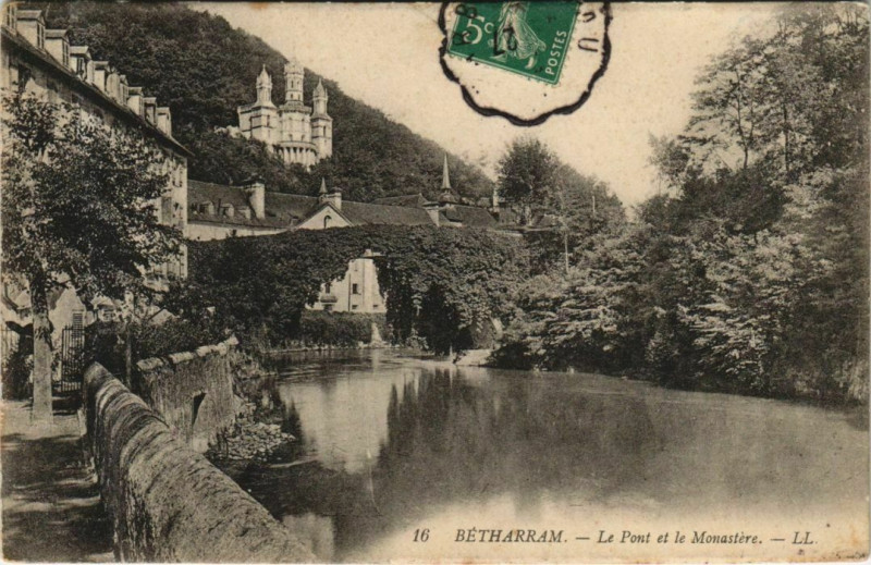 Carte postale ancienne Lestelle-Betharram Le Pont et le Monastere