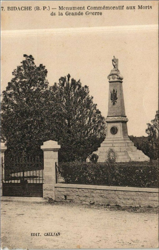 Carte postale ancienne Bidache Monument Commemoratif aux Morts à Bidache