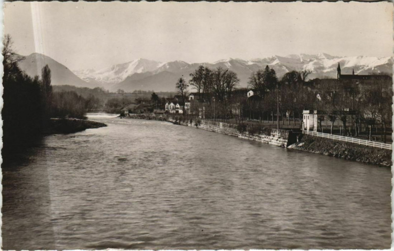 Carte postale ancienne Nay La Chaine des Pyrenees Vue du Pont à Nay
