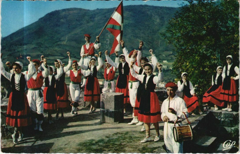 Carte postale ancienne Saint-Jean-Pied-de-Port Fandango - Garaztarrak - Folklore Basque à Saint-Jean-Pied-de-Port