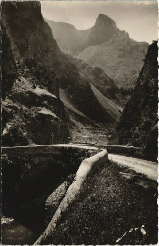 Carte postale ancienne Vallee d'Aspe - Dans les Gorges
