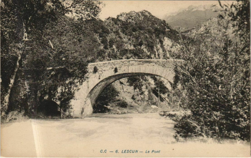 Carte postale ancienne Lescun Le Pont à Lescun