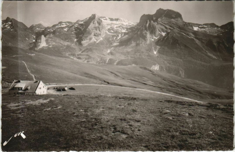 Carte postale ancienne Le Col d'Aubisque - L'Hotel et la Route vers Gourette