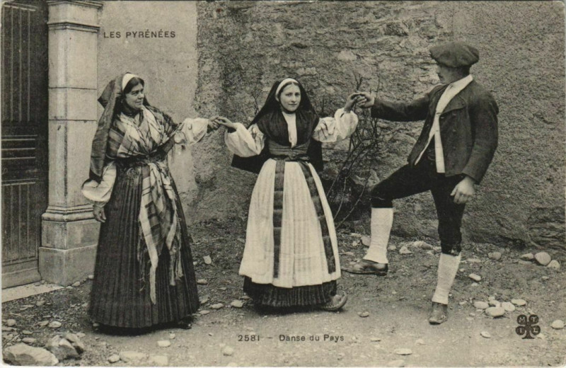 Carte postale ancienne Les Pyrenees - Danse du Pays
