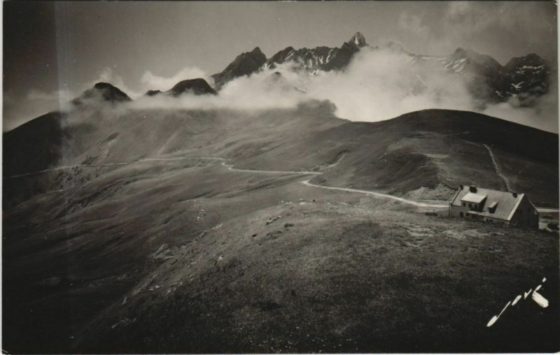 Carte postale ancienne Le Col d'Aubisque - L'Hotel et Route vers Argeles