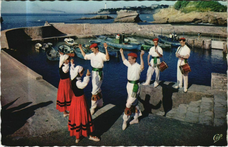 Carte postale ancienne Sud-Ouest - Groupe Folklorique Bi Harri - Le Fandango