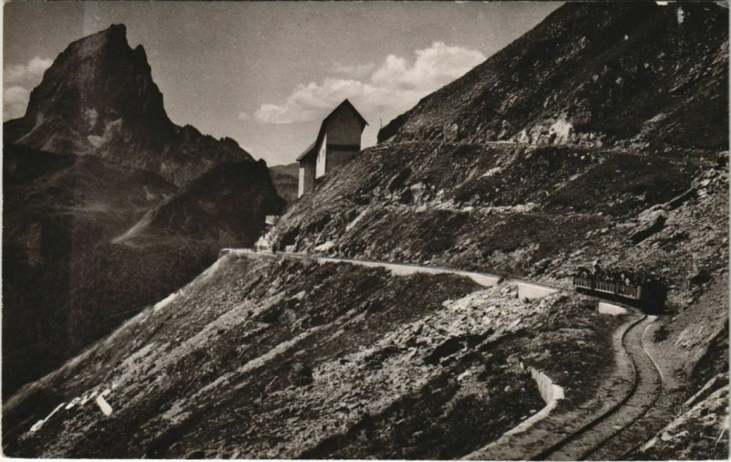 Carte postale ancienne Vallee d'Ossau - Le Pic d'Ossau et le Train d'Artouste