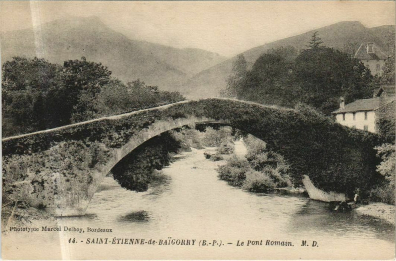 Carte postale ancienne Saint-Etienne-de-Baigorry Le Pont Romain