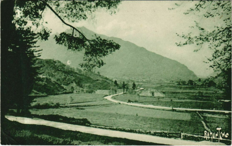 Carte postale ancienne Laruns et la Vallee d'Ossau de la Cote des Eaux-Bonnes à Eaux-Bonnes