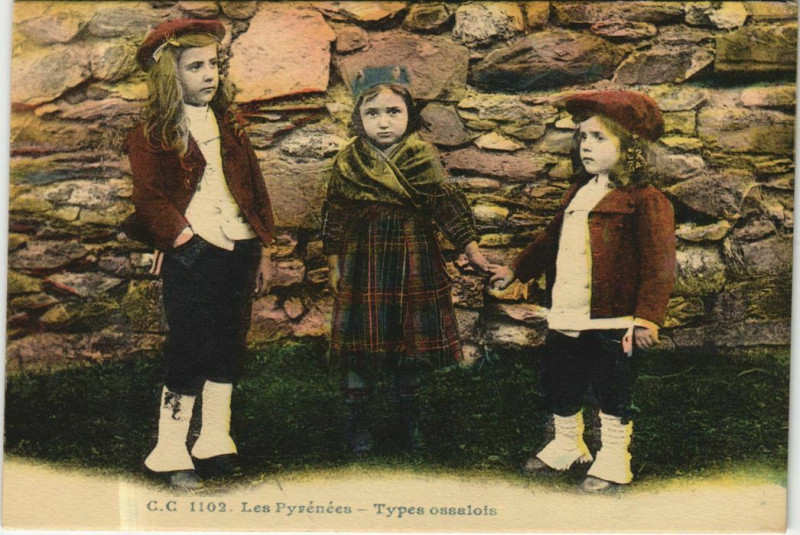 Carte postale ancienne Les Pyrenees - Types Ossalois