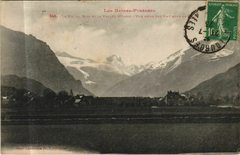 Carte postale ancienne Le Pic du Midi et la Vallee d'Ossau - Vue prise des Env. De Pau à Pau