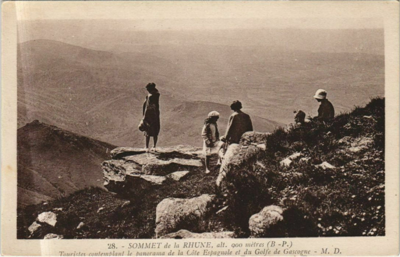 Carte postale ancienne Sommet de la Rhune - Touristes