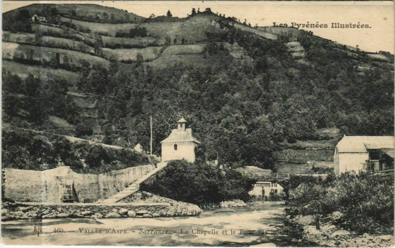 Carte postale ancienne Sarrance La Chapelle et le Pont sur le Gave à Sarrance