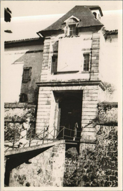 Carte postale ancienne Saint-Jean-Pied-de-Port Caserne à Saint-Jean-Pied-de-Port
