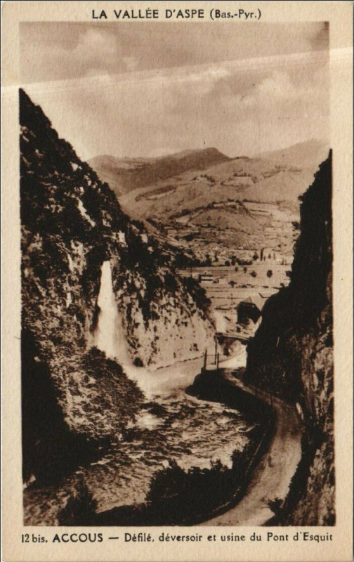 Carte postale ancienne Accous Defile - Deversoir et Usine du Pont d'Esquit à Accous