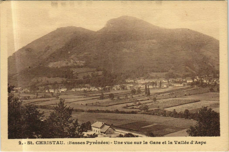 Carte postale ancienne Saint-Christau Une Vue sur la Gare et la Vallee d'Aspe