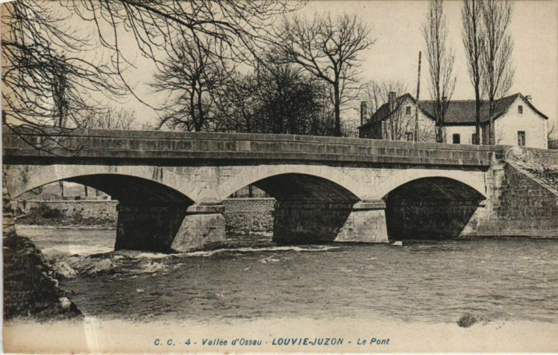 Carte postale ancienne Louvie-Juzon Le Pont à Louvie-Juzon