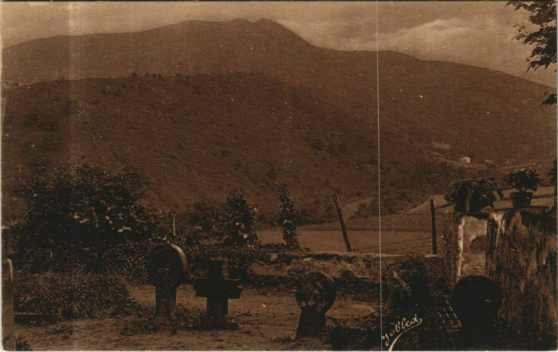 Carte postale ancienne Bidarray Pays Basque - Vieilles Pierres Tombales au Cimetiere à Bidarray