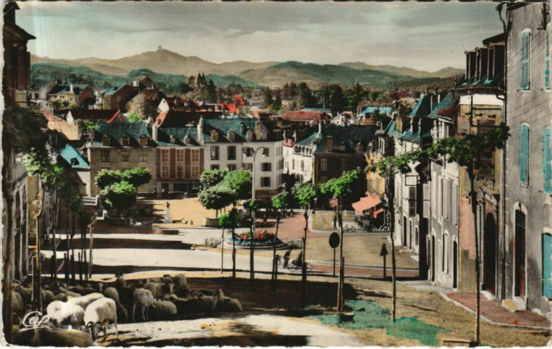 Carte postale ancienne Oloron-Sainte-Marie Vue prise du Marcadet vers la Place Gambetta à Oloron-Sainte-Marie