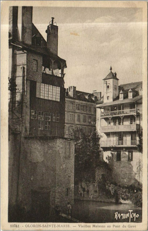 Carte postale ancienne Oloron-Sainte-Marie Vieilles Maisons au Pont du Gave à Oloron-Sainte-Marie