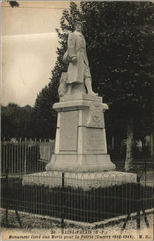 Carte postale ancienne Saint-Palais Monument Eleve aux Morts pour la Patrie à Saint-Palais
