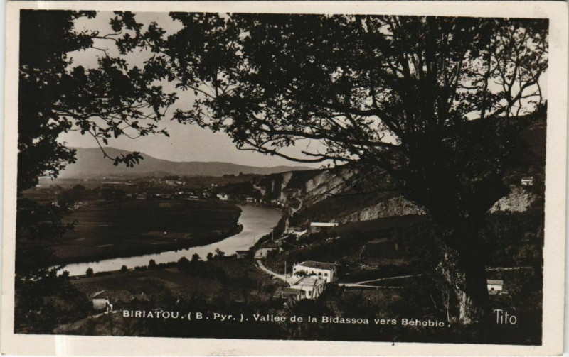 Carte postale ancienne Biriatou Vallee de la Bidassoa vers Behobie à Biriatou
