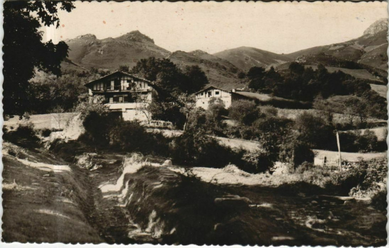 Carte postale ancienne Saint-Jean-de-Luz Environs - La Rhune et Vieilles Maisons Basques à Saint-Jean-de-Luz