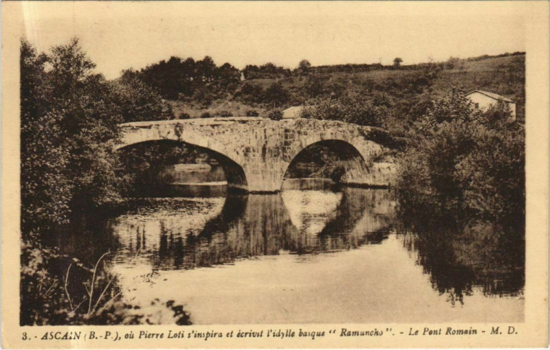 Carte postale ancienne Ascain Le Pont Romain à Ascain