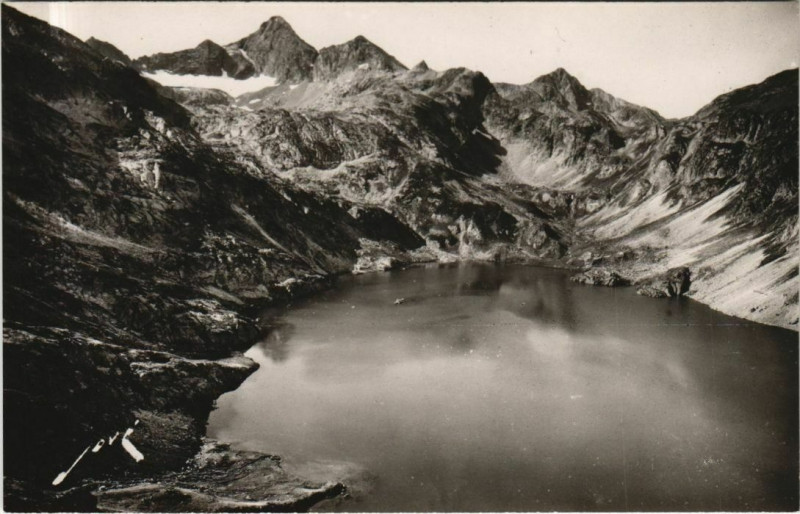 Carte postale ancienne Le Lac d'Artouste et le Pic d'Arremoulit