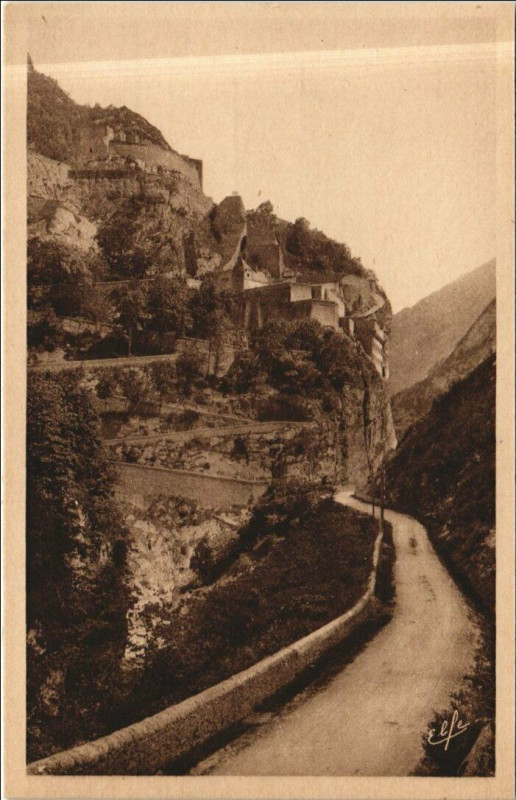 Carte postale ancienne Urdos La Route et le Fort de Portalet à Urdos
