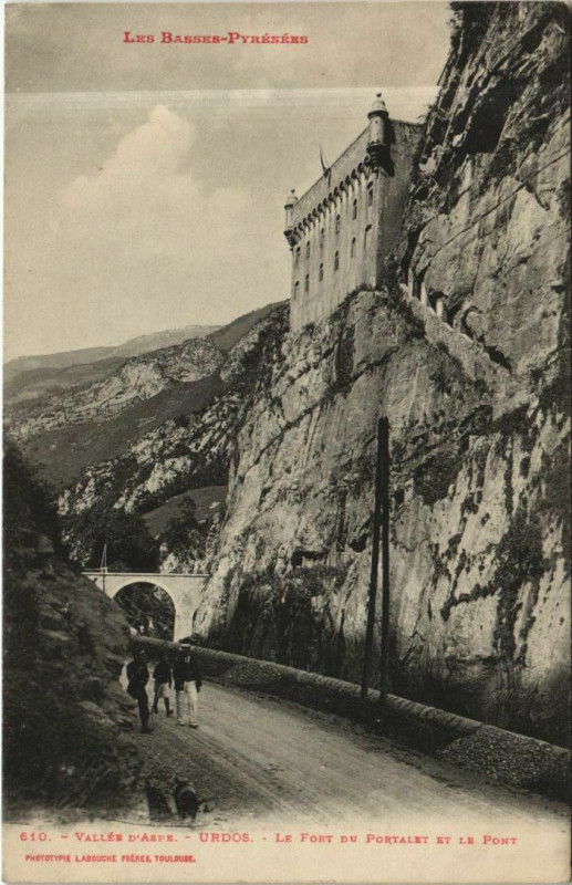 Carte postale ancienne Urdos Le Fort du Portalet et le Pont à Urdos
