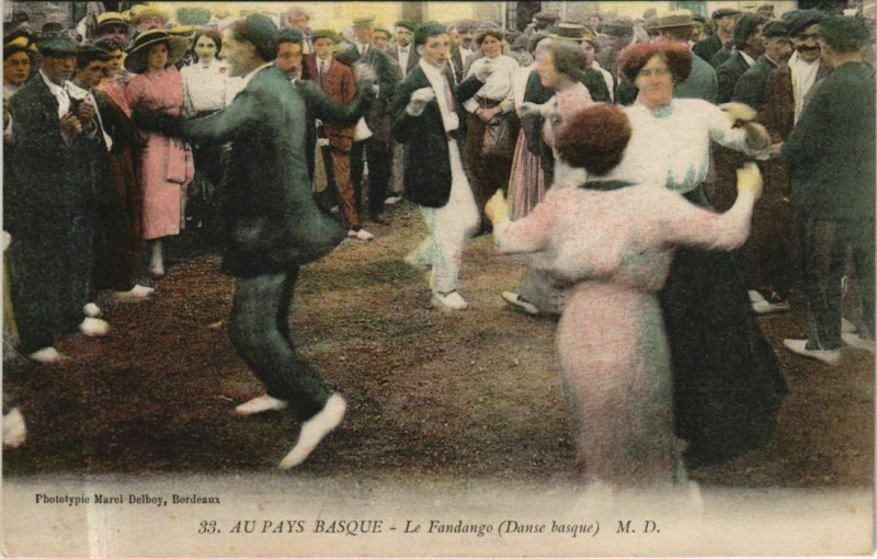 Carte postale ancienne Au Pays Basque - Le Fandango - Danse Basque