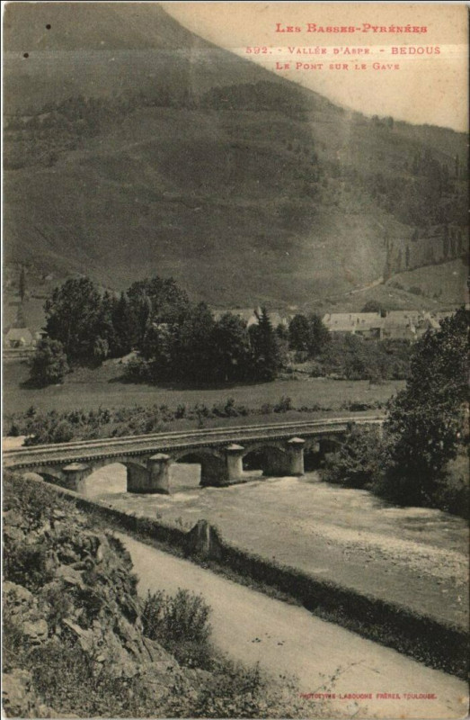 Carte postale ancienne Bedous Le Pont sur le Gave à Bedous