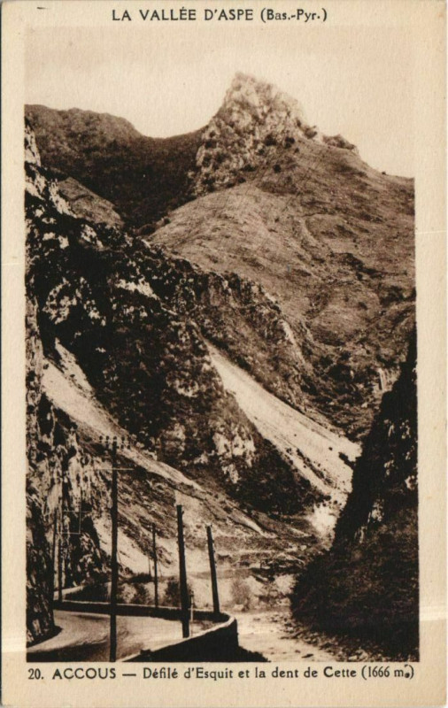Carte postale ancienne Accous Defile d'Esquit et la Dent de Cette à Accous