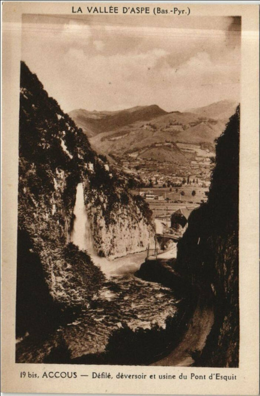 Carte postale ancienne Accous Defile - Deversoir et Usine du Pont d'Esquit à Accous