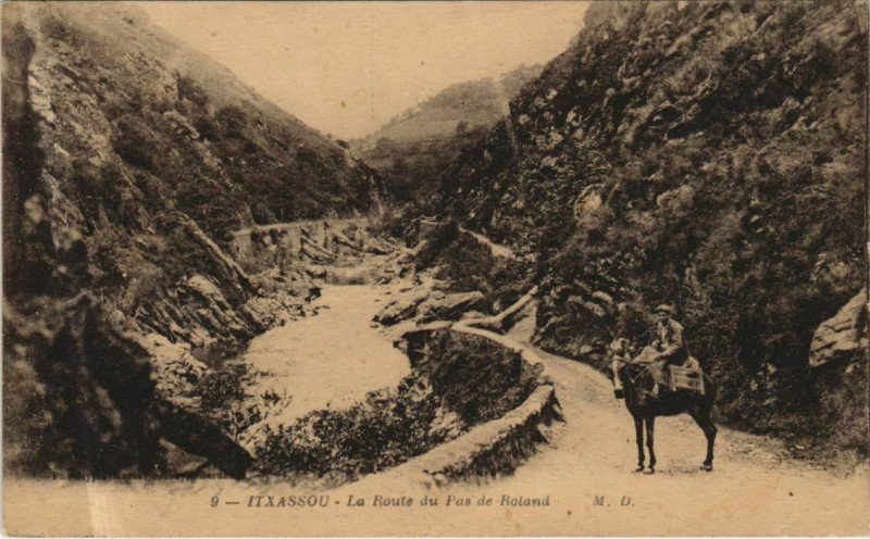 Carte postale ancienne Itxassou La Route du Pas de Roland à Itxassou