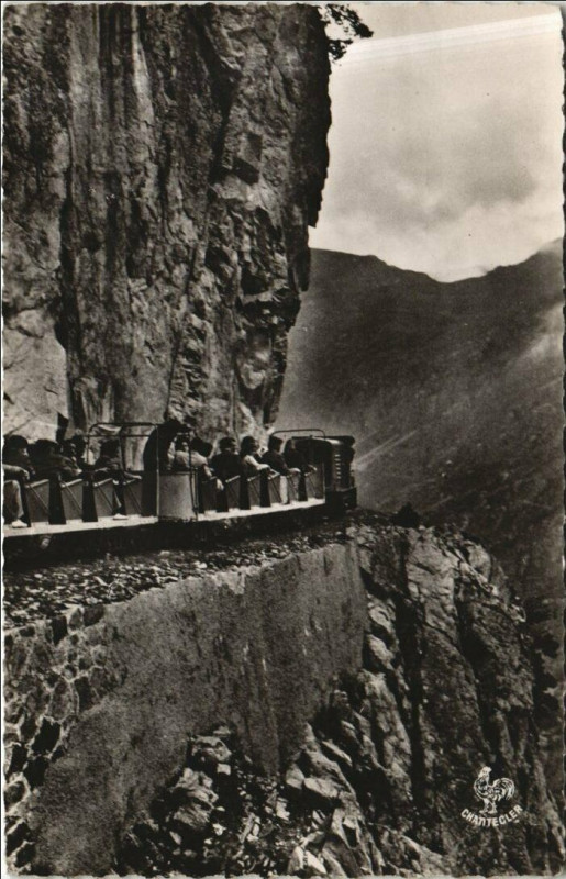 Carte postale ancienne Artouste - Le Petit Train sur le Chemin du Lac