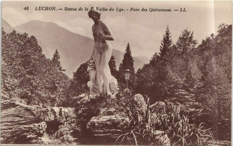 Carte postale ancienne Luchon Statue de la Vallee du Lys - Par des Quinconces à Lys