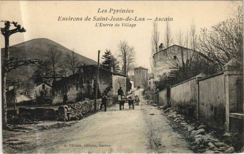 Carte postale ancienne Ascain L'Entree du Village à Ascain