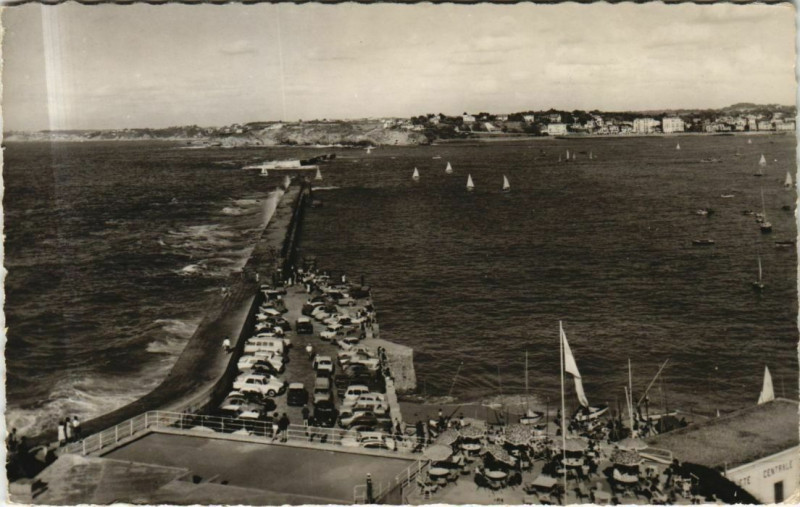 Carte postale ancienne Saint-Jean-de-Luz La Digue de la Baie Saint-Jean-de-Luz a Socoa à Saint-Jean-de-Luz